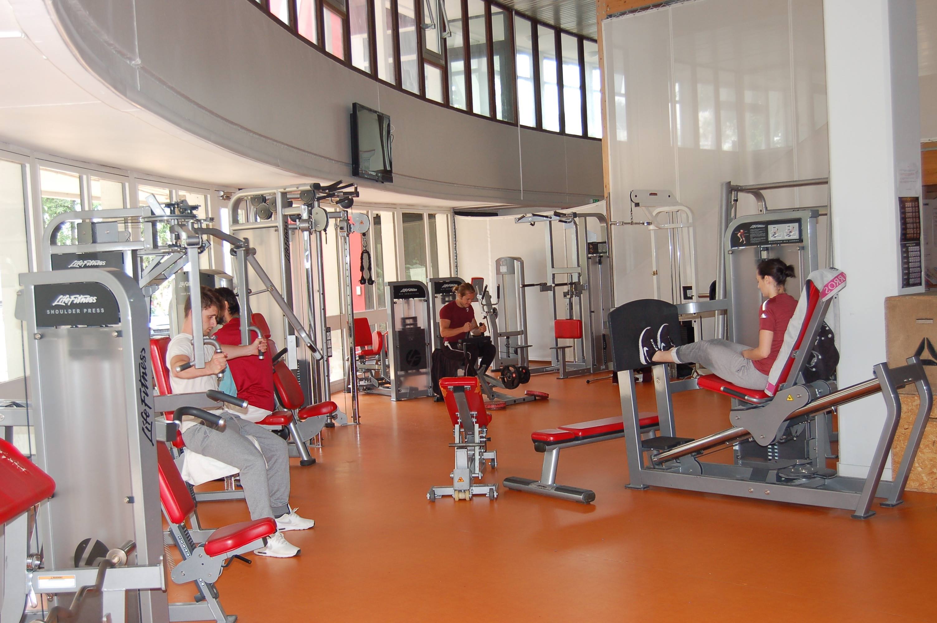 de nombreuses machines de musculation guidées